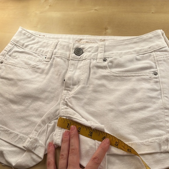 American Eagle White Jean Shorts. Size 4. Perfect condition! Stretchy. - Picture 3 of 6